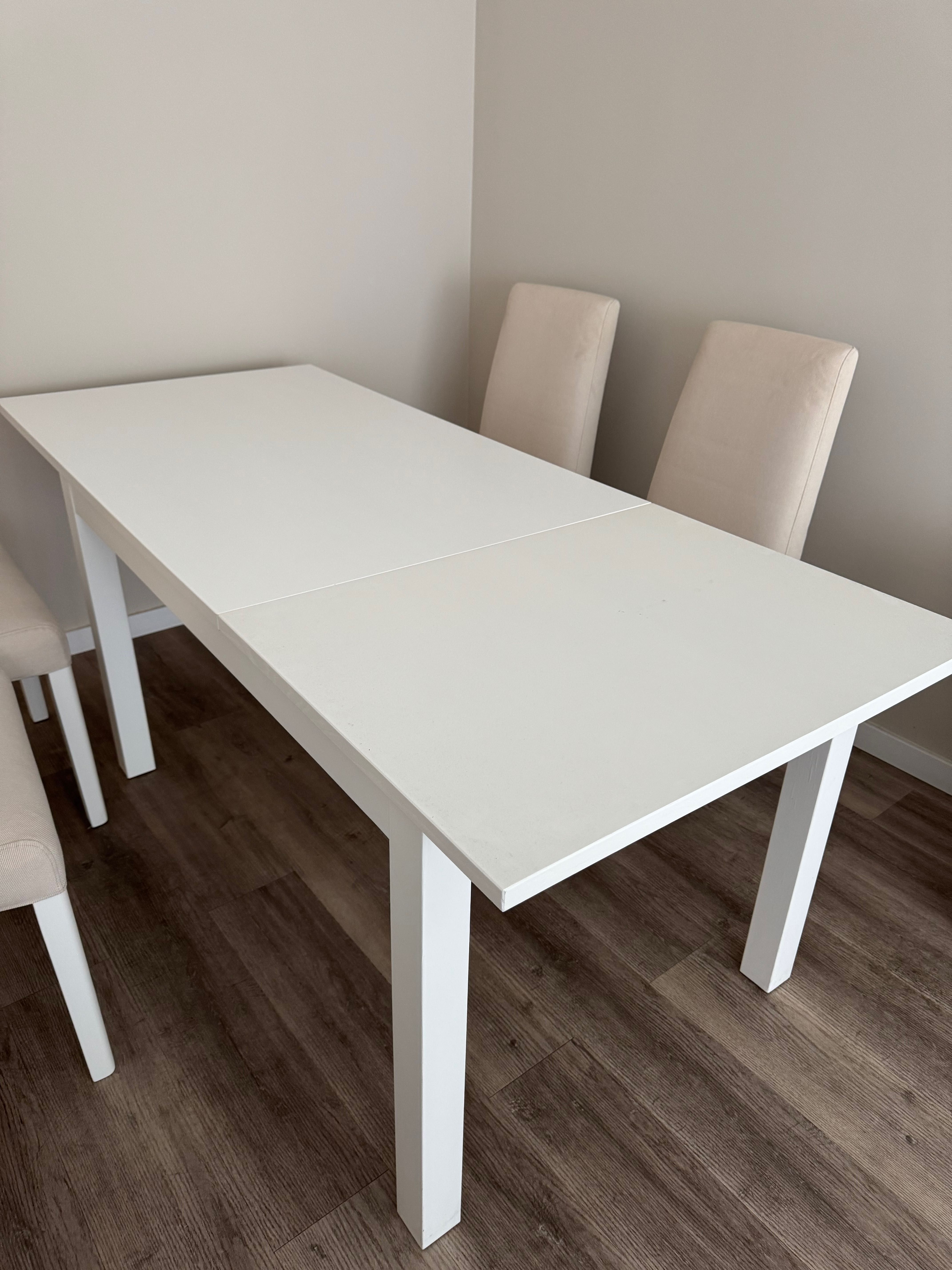Mesa branca extensível + 4 cadeiras em muito bom estado