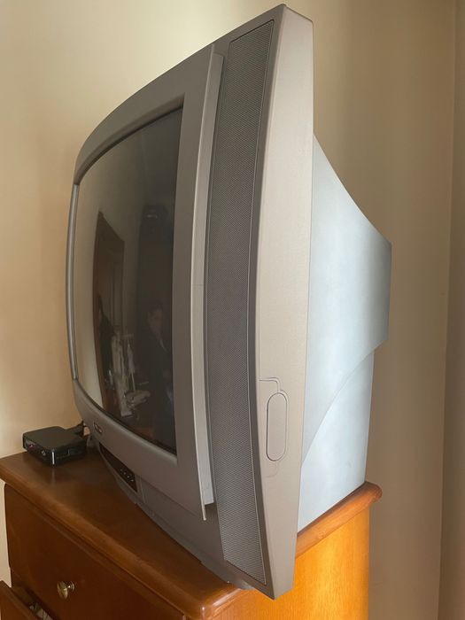 Tv antiga a funcionar