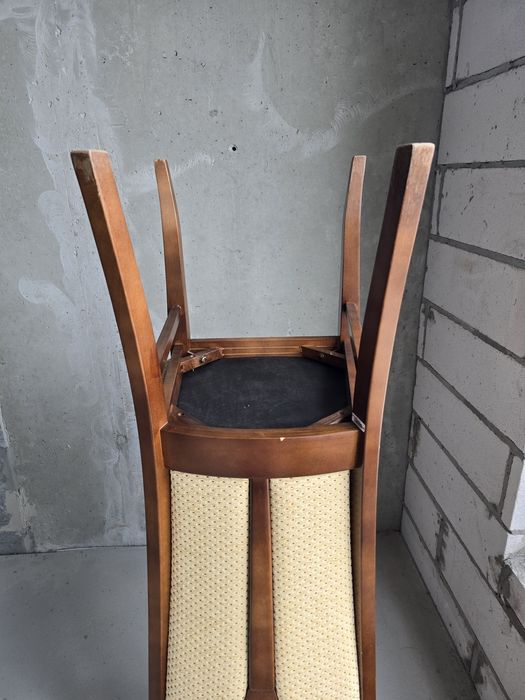 Дерев'яні кухонні стільці, з м'якою обшивкою.