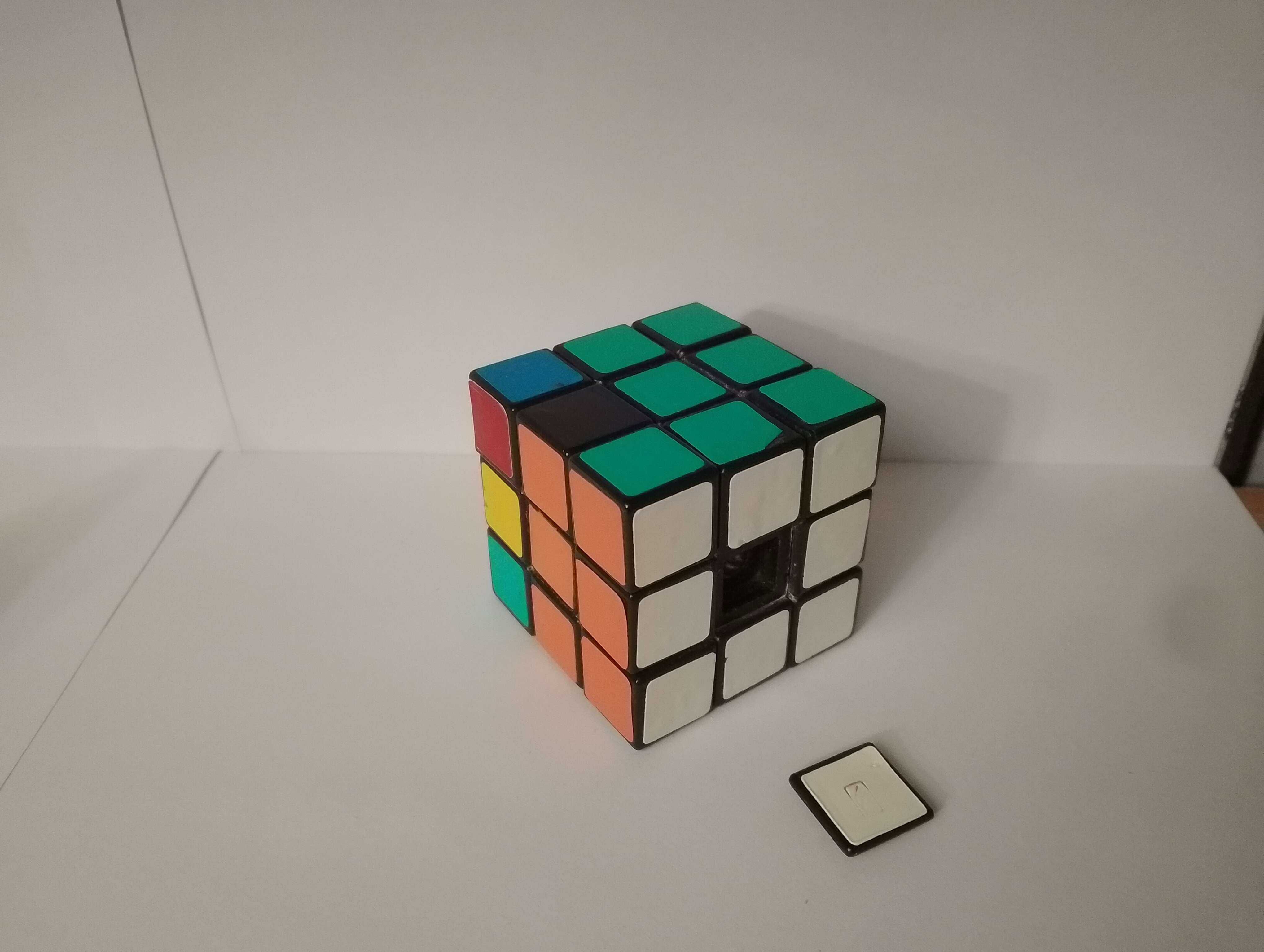 Кубик рубика та пирамидка
