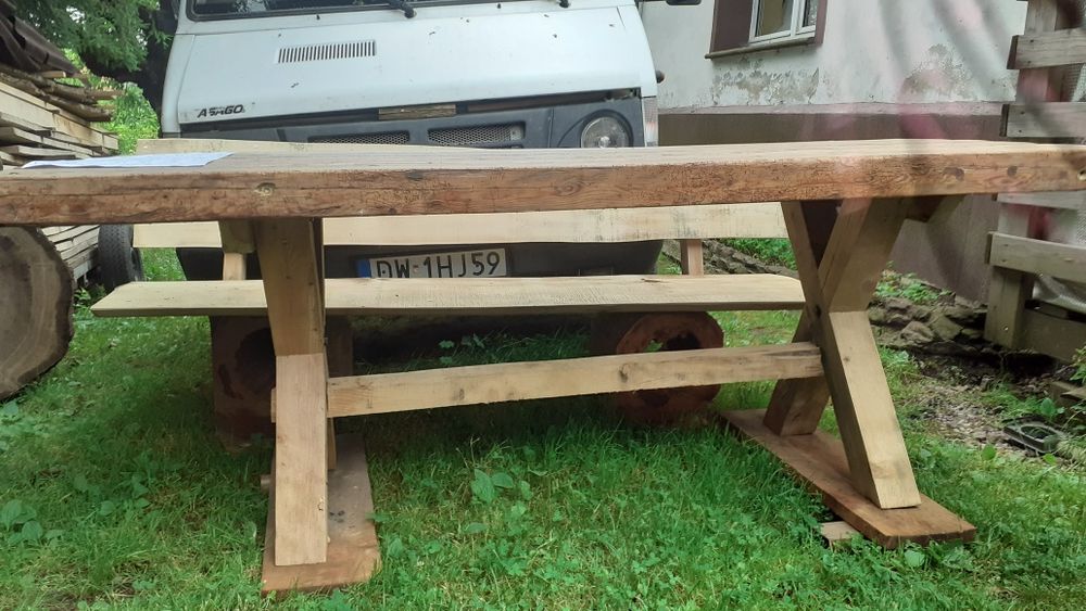 Stół biesiadny ze starych krokwi