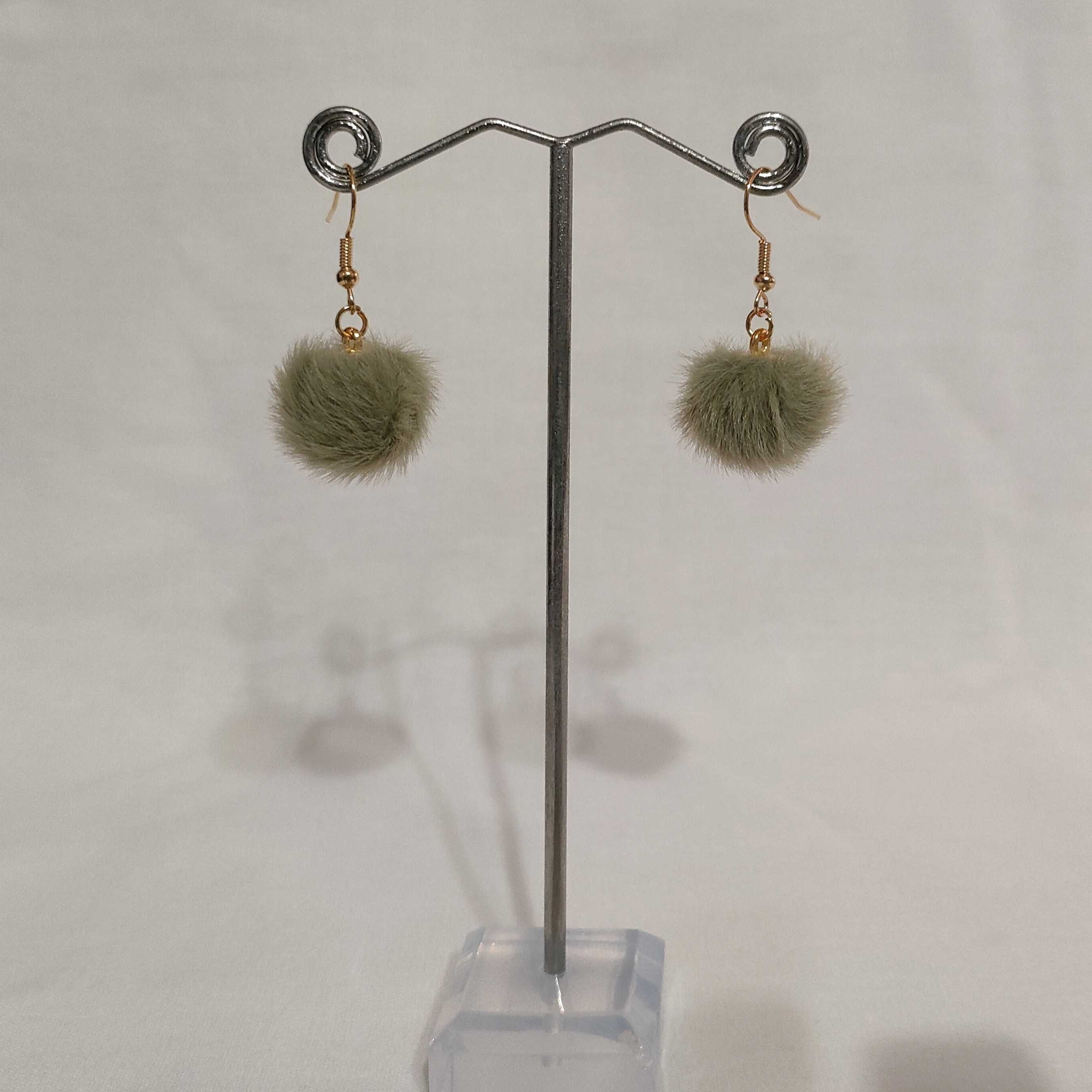 K137 Kolczyki wiszące Futrzane Kulki Handmade