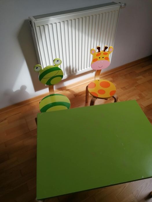 Stolik drewniany z dwoma krzesełkami dla dzieci