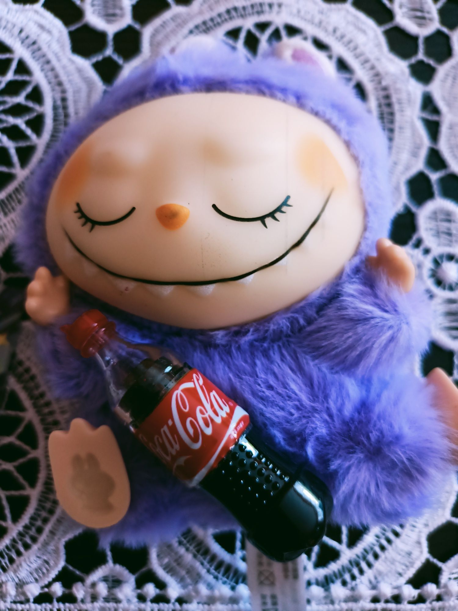 Maskotka labubu Coca Cola