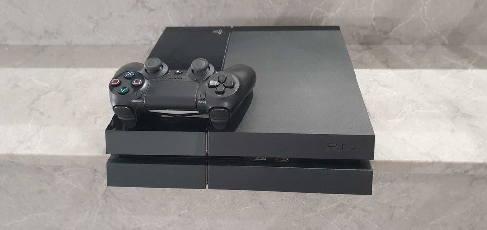 konsola ps4 w bardzo dobrym stanie + pad