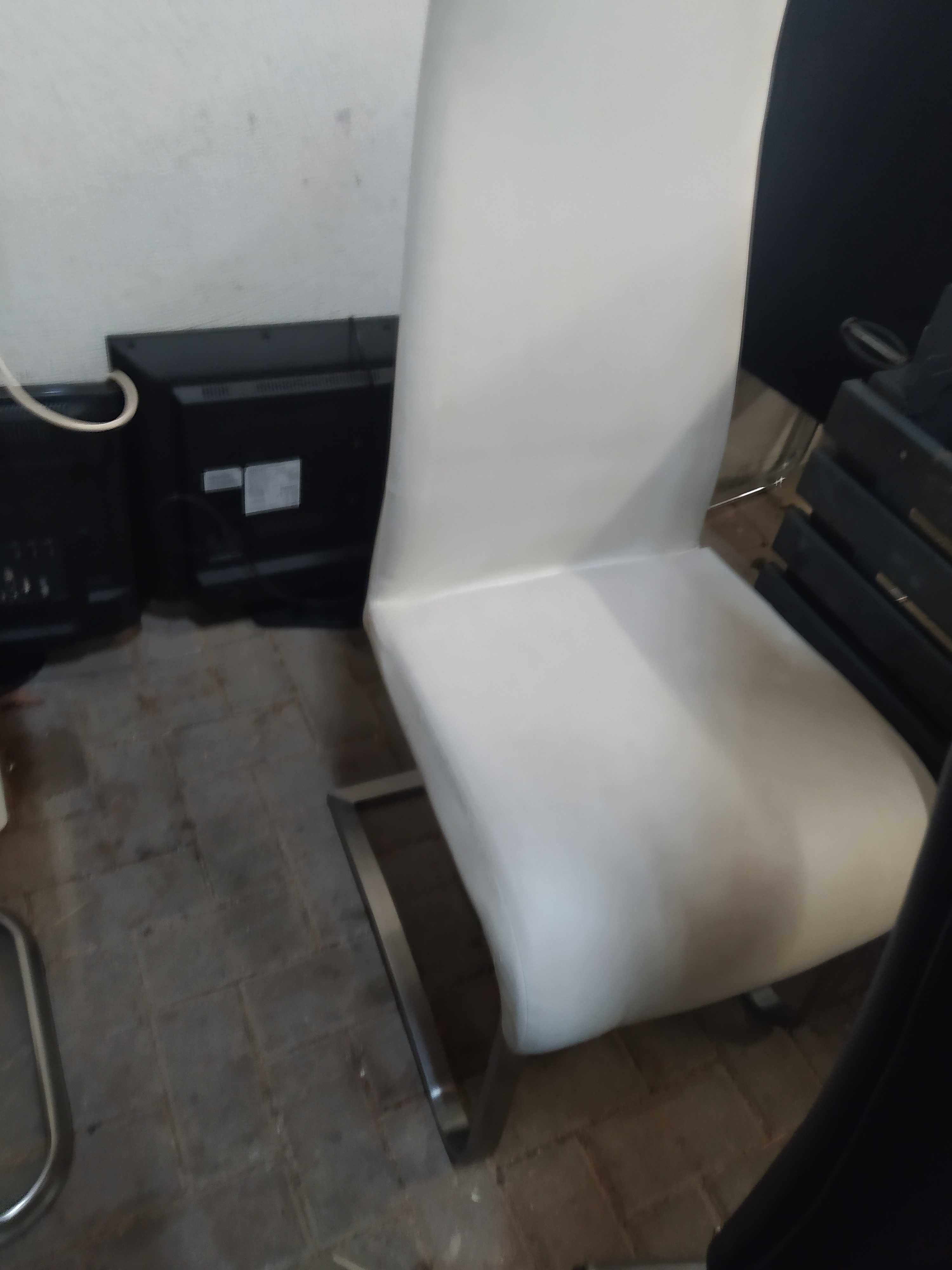 Stolik biały oraz krzesła