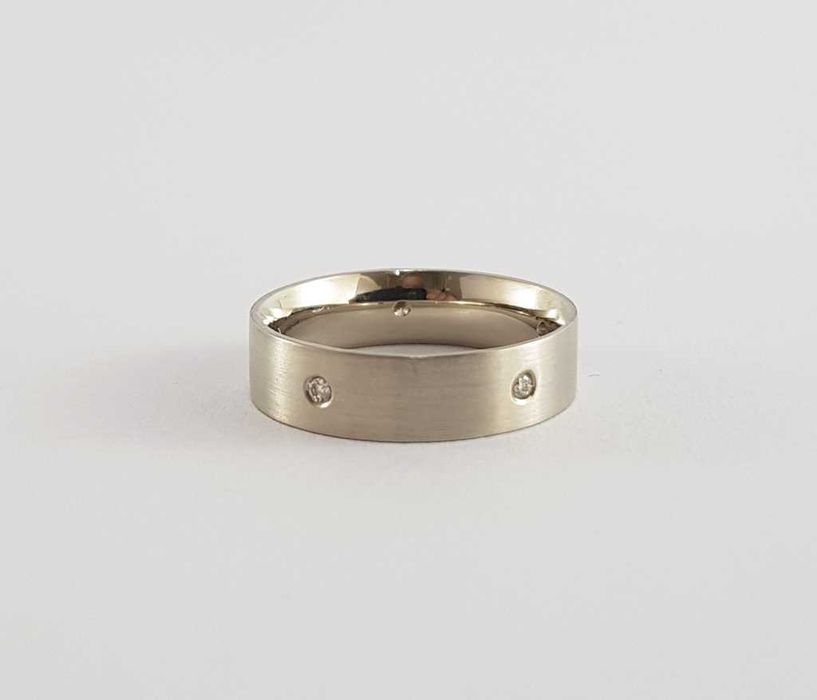 Złota obrączka próby 3 zdobiona 5 brylantami 0,08 ct