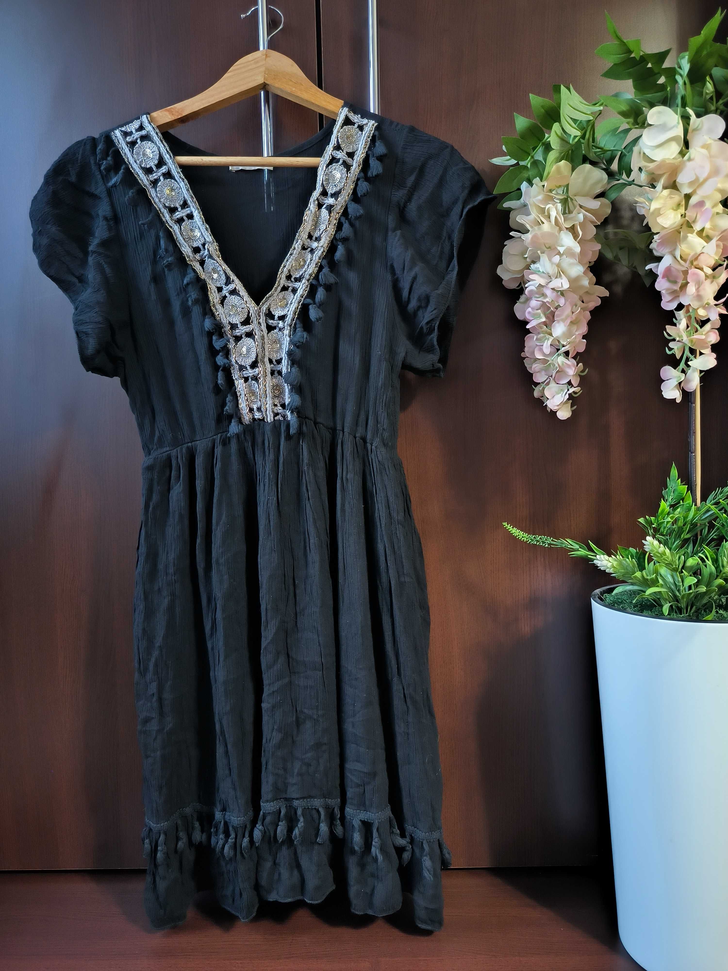 Piękna sukienka w stylu boho w kolorze czarnym