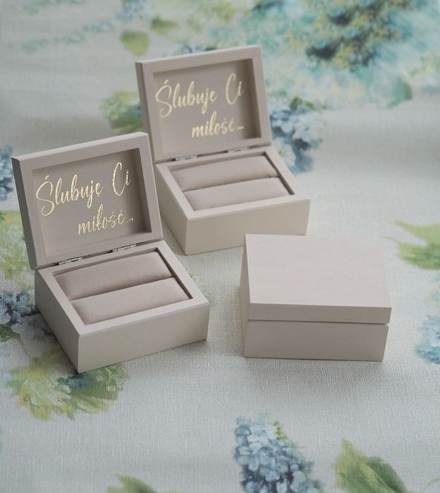 Minimalistyczne pudełko na obrączki z poduszką velvet beż
