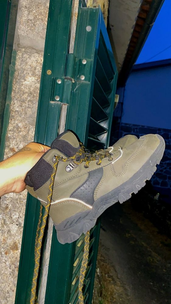 Botas unisexo em verde tropa