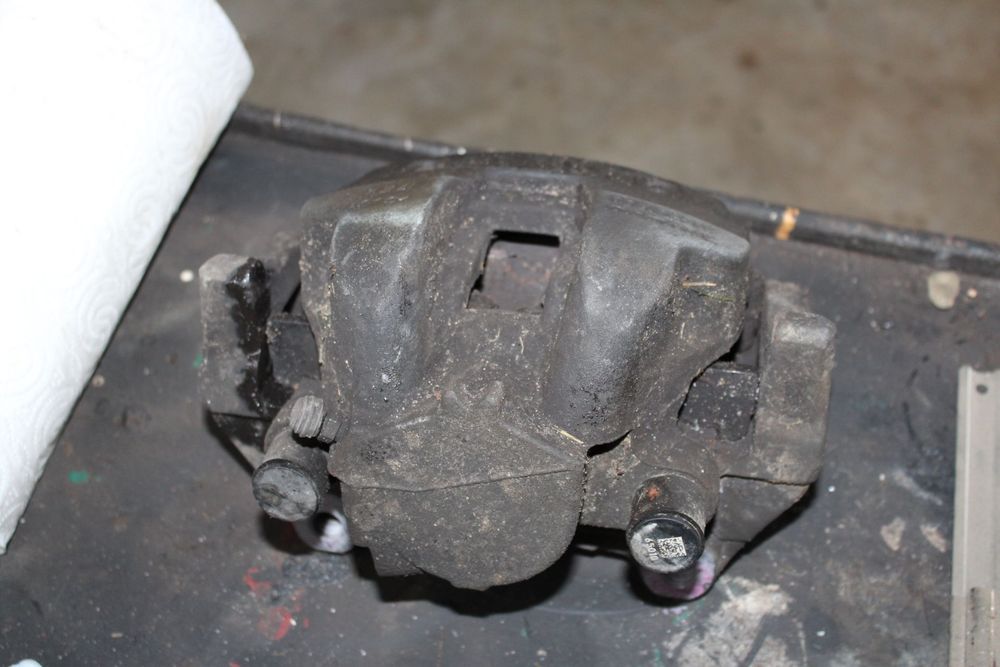 volvo xc60 II przedni lewy zacisk hamulcowy