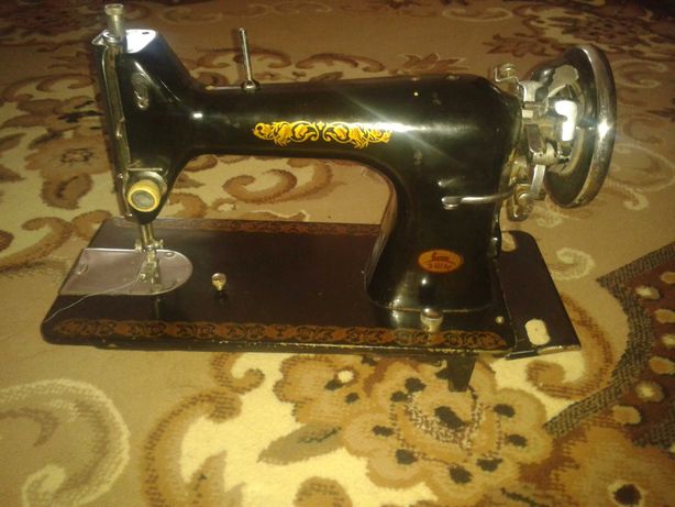 Швейная машинка со столешницой