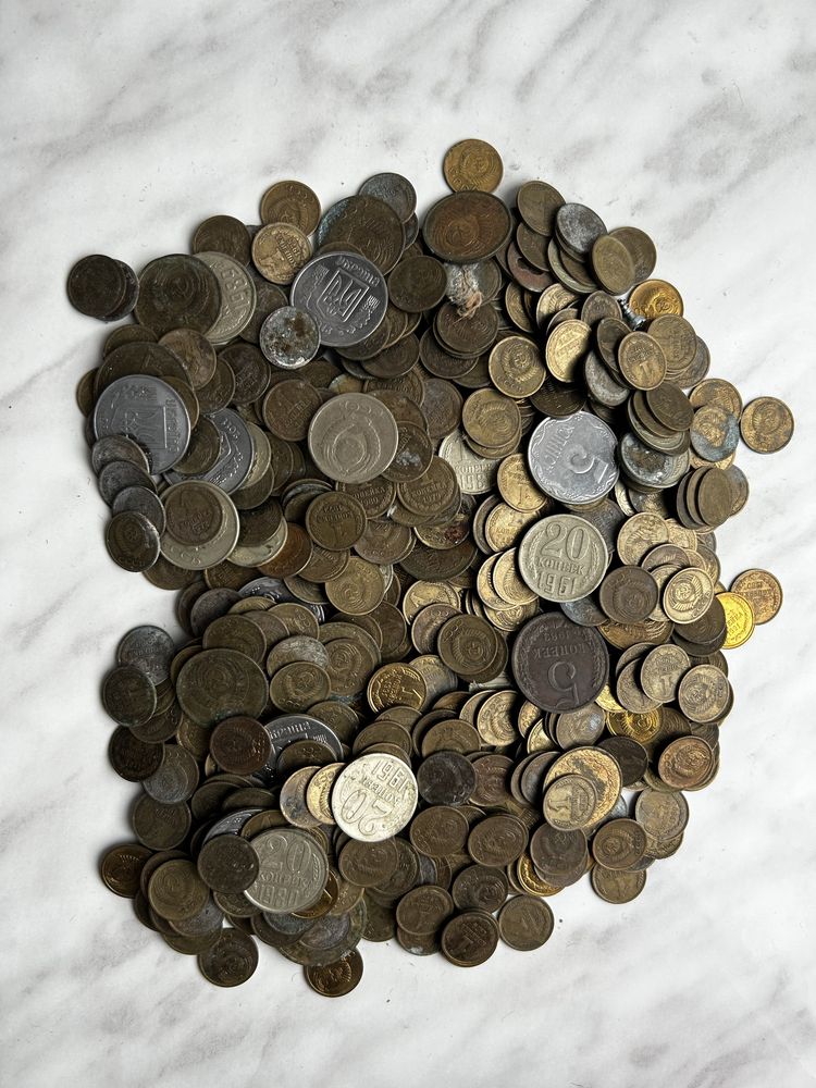 Купюри та монети