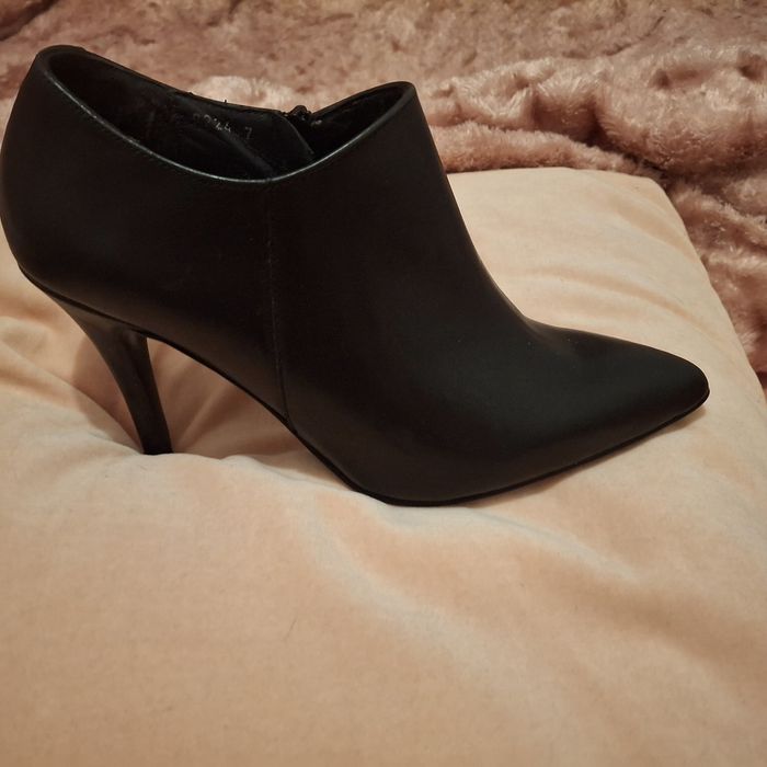 Botim de pele preta com fecho Foreva - 40