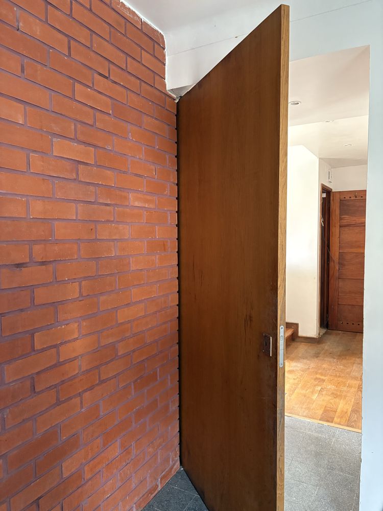 Porta pivotante interior em madeira