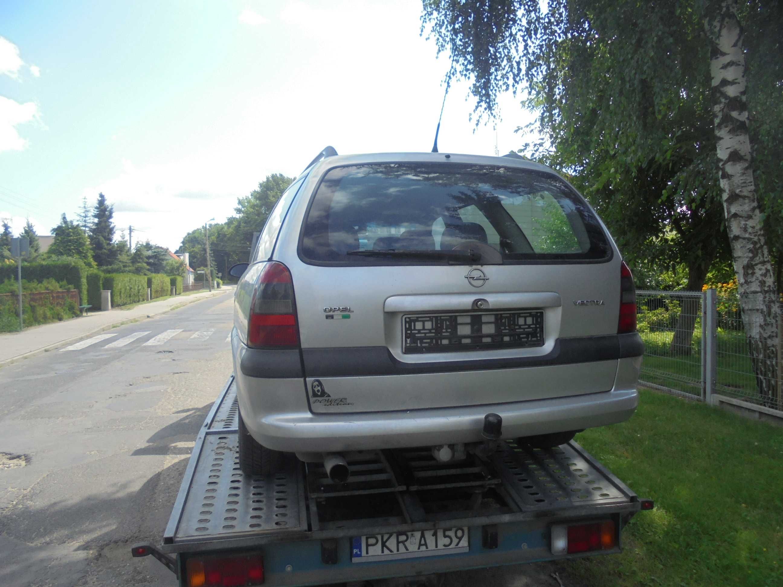 Opel Vectra B kolor srebrny wersja przed lift przedni zderzak kompletn