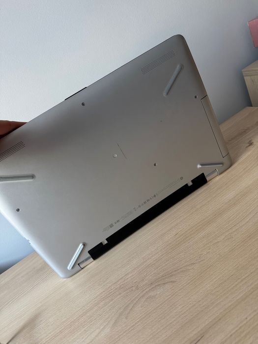 Laptop HP srebrny