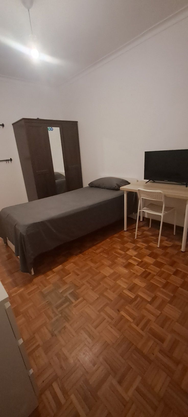 Arrendo quarto individual com varanda