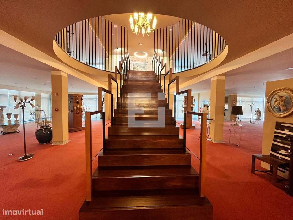 2 Edifícios de referência para arrendamento em frente ao Shopping Ferr