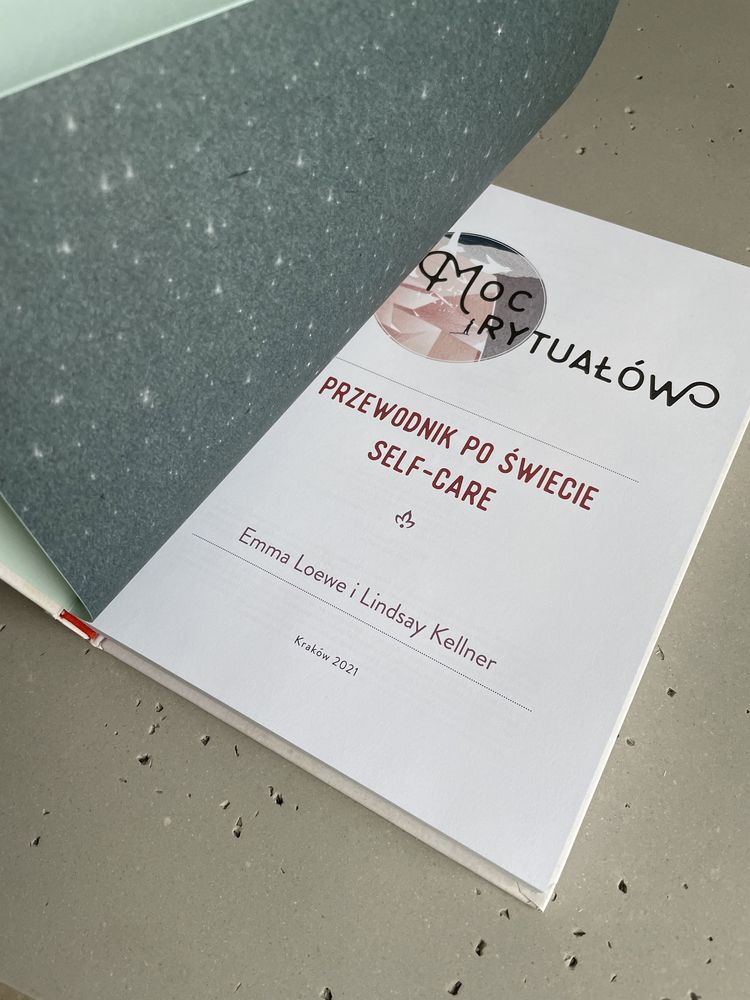 Książka Moc Rytuałów Emma Loewe Lindsay Kellner