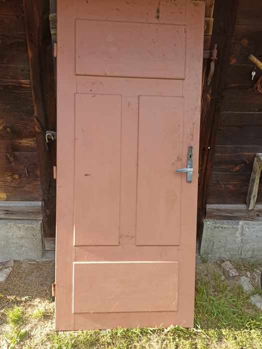 Drzwi zewnętrzne drewniane bez futryny.