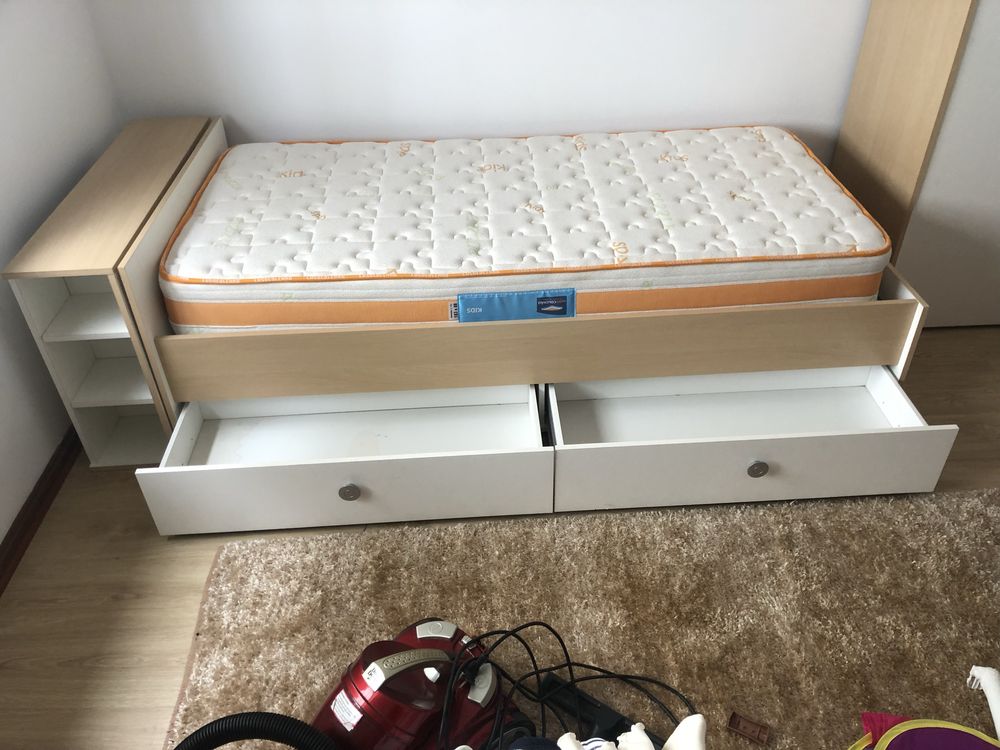 Cama solteiro com arrumação