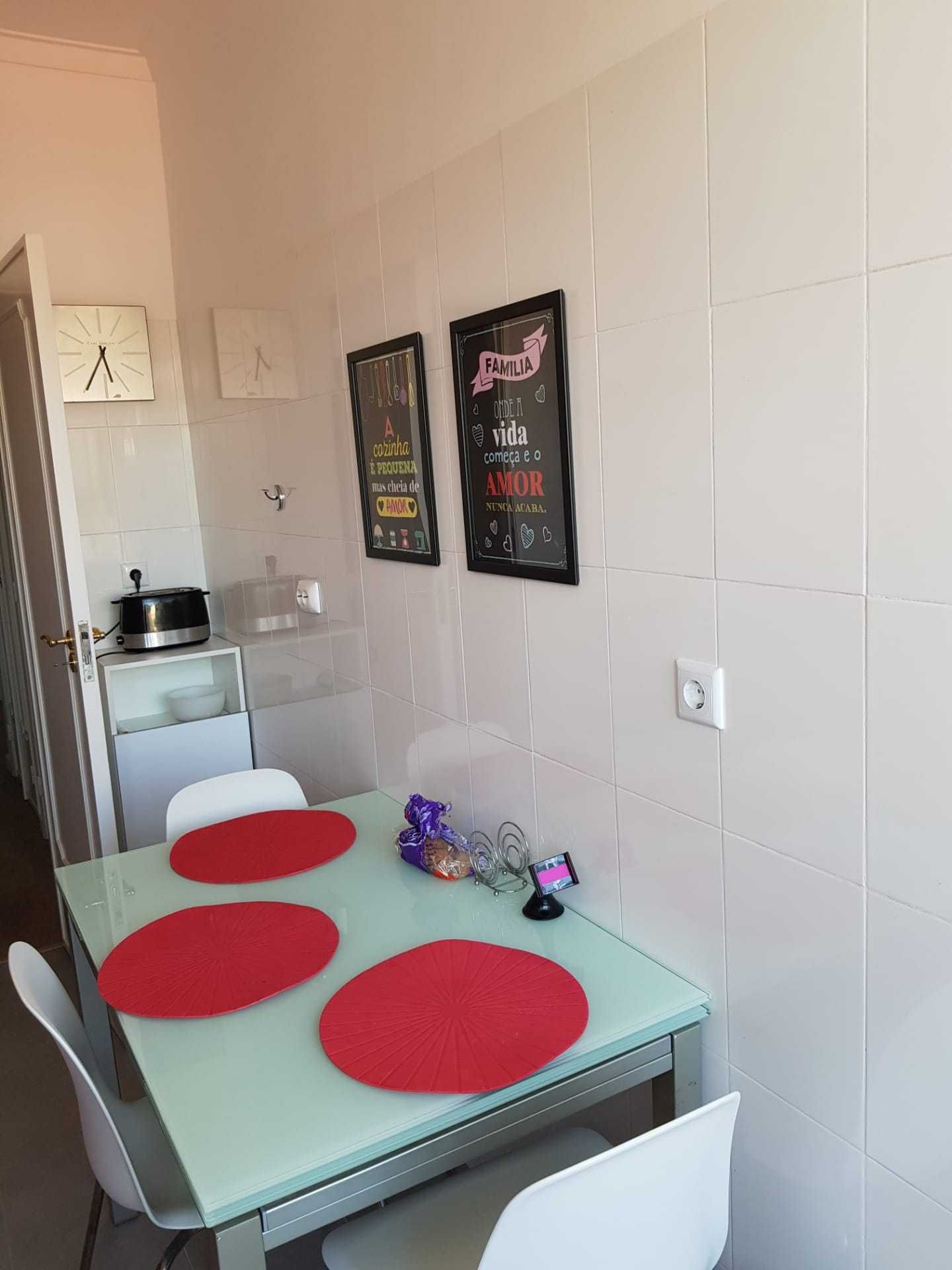 Alugo quarto a rapariga