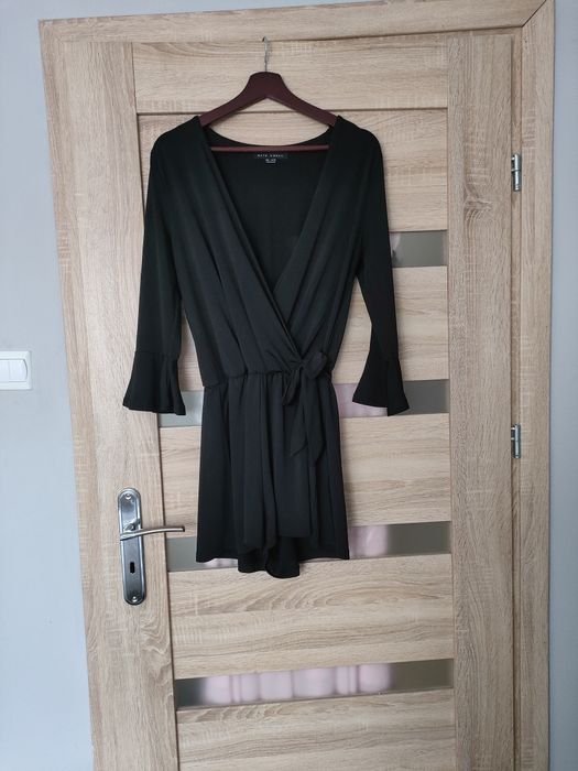 Czarny kombinezon krótki z szerokimi rękawami z przekładanym dekoltem