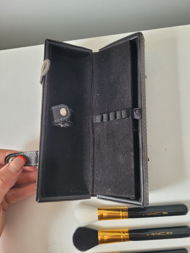 MAC. Nowe pędzle do makijażu + etui z lusterkiem