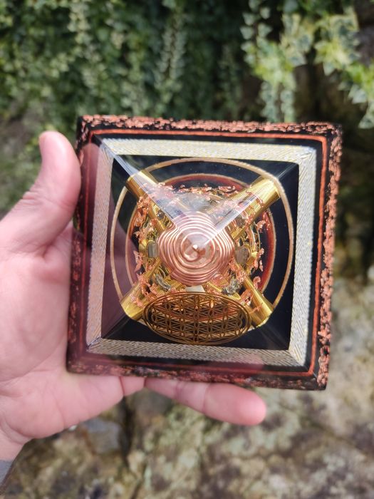 Pirâmide Orgonite