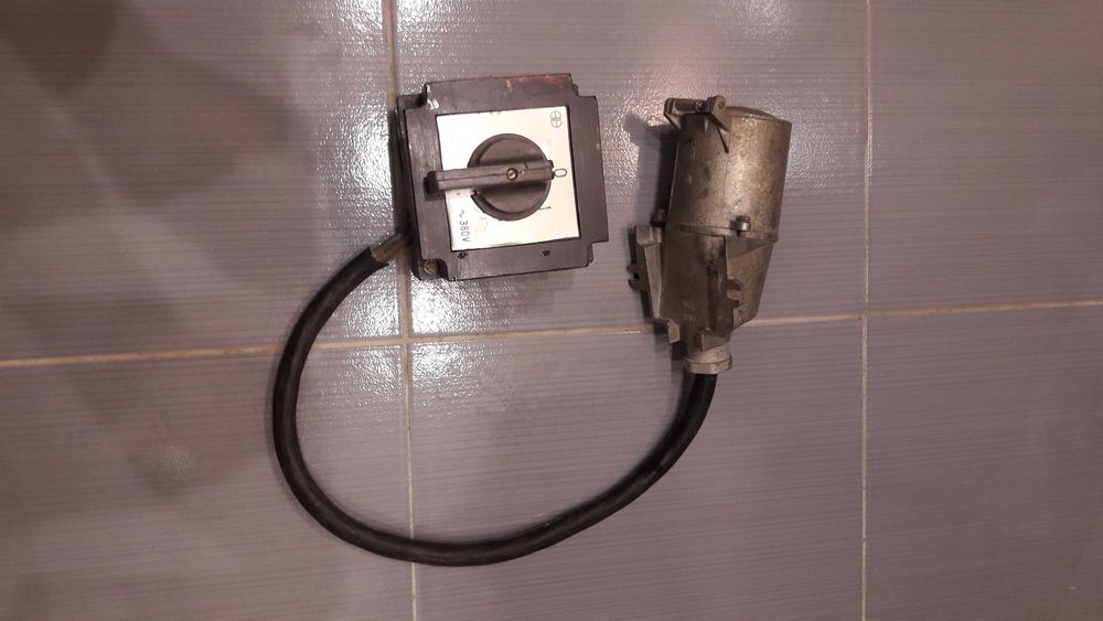 Gniazdo siłowe 32A, 500V z wyłącznikiem na kablu