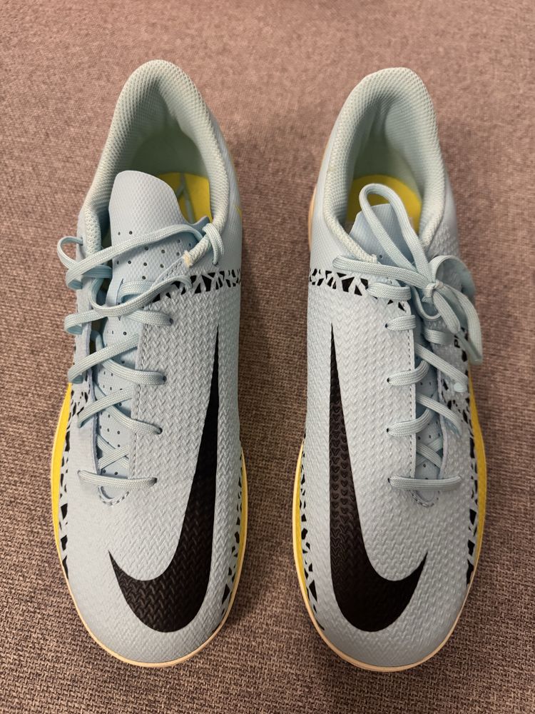 Halówki Nike PHANTOM GT2 CLUB IC Rozmiar 42,5