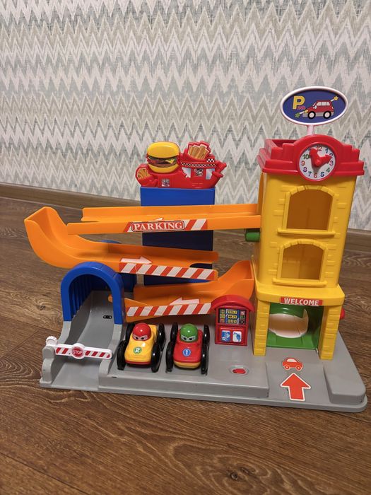 Трек паркінг з ліфтом