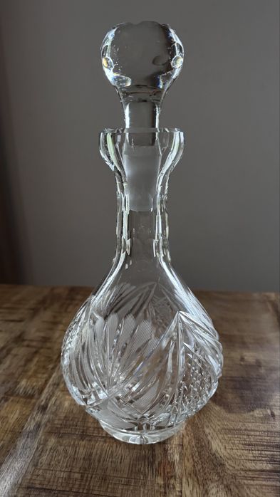 Piękna kryształowa karafka