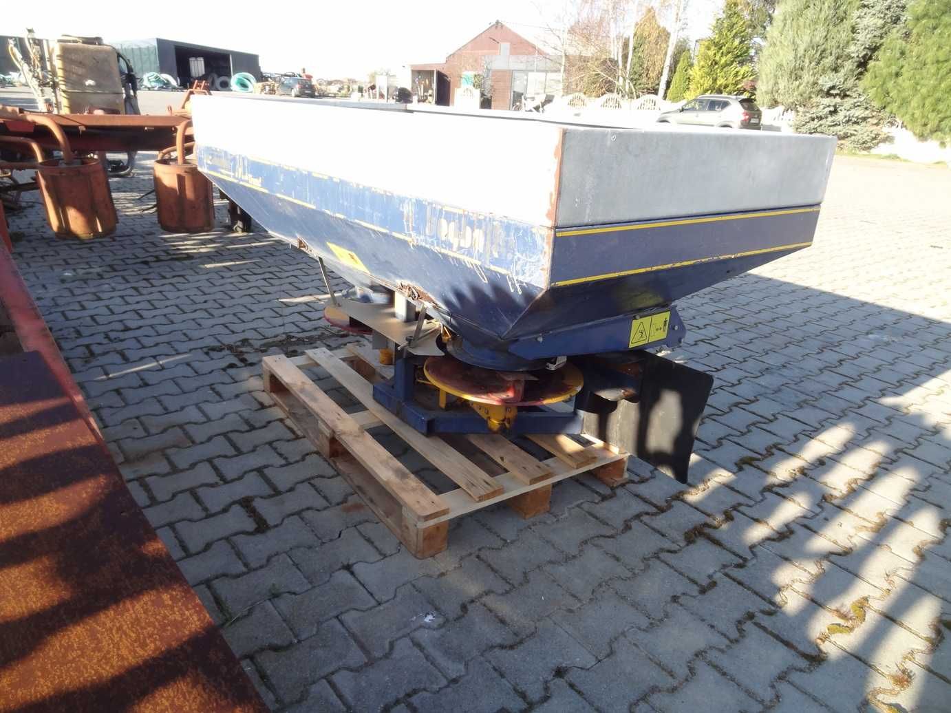 Rozsiewacz do nawozów BOGBALLE M1