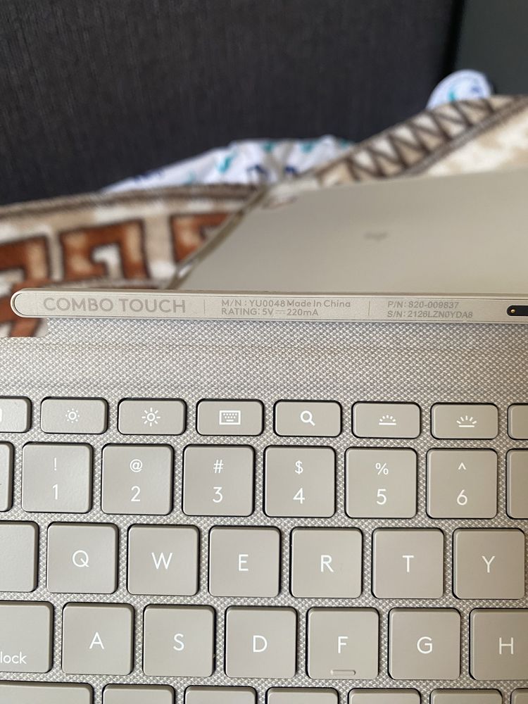 Etui Logitech Combo Touch Ipad pro 11