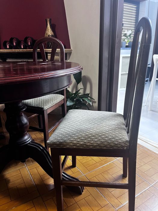 Para restaurar  -Conjunto mesa e cadeiras de jantar