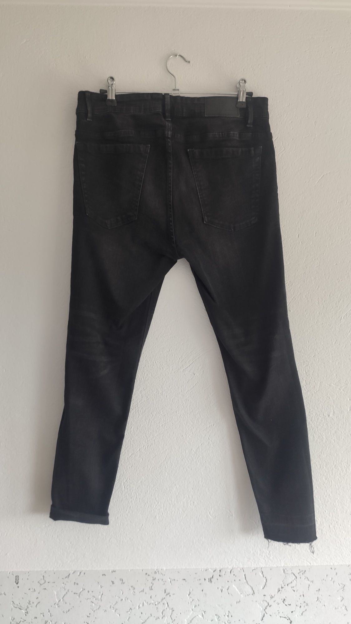 Męskie spodnie jeansy z przetarciami - Pull&Bear