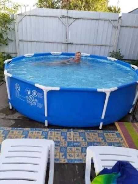 Большой классный синий бассейн