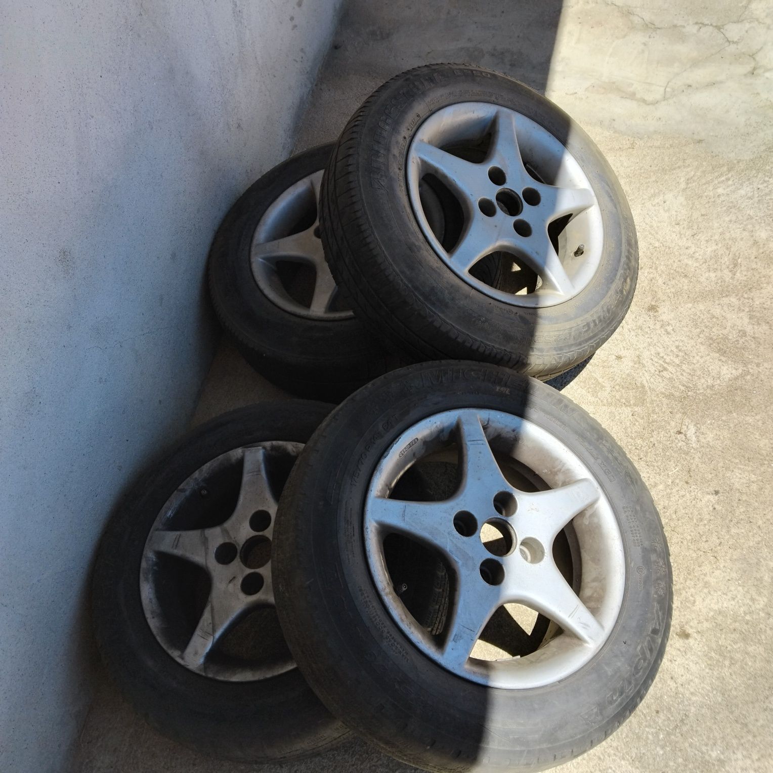 Vendo jantes com pneus volkswagen