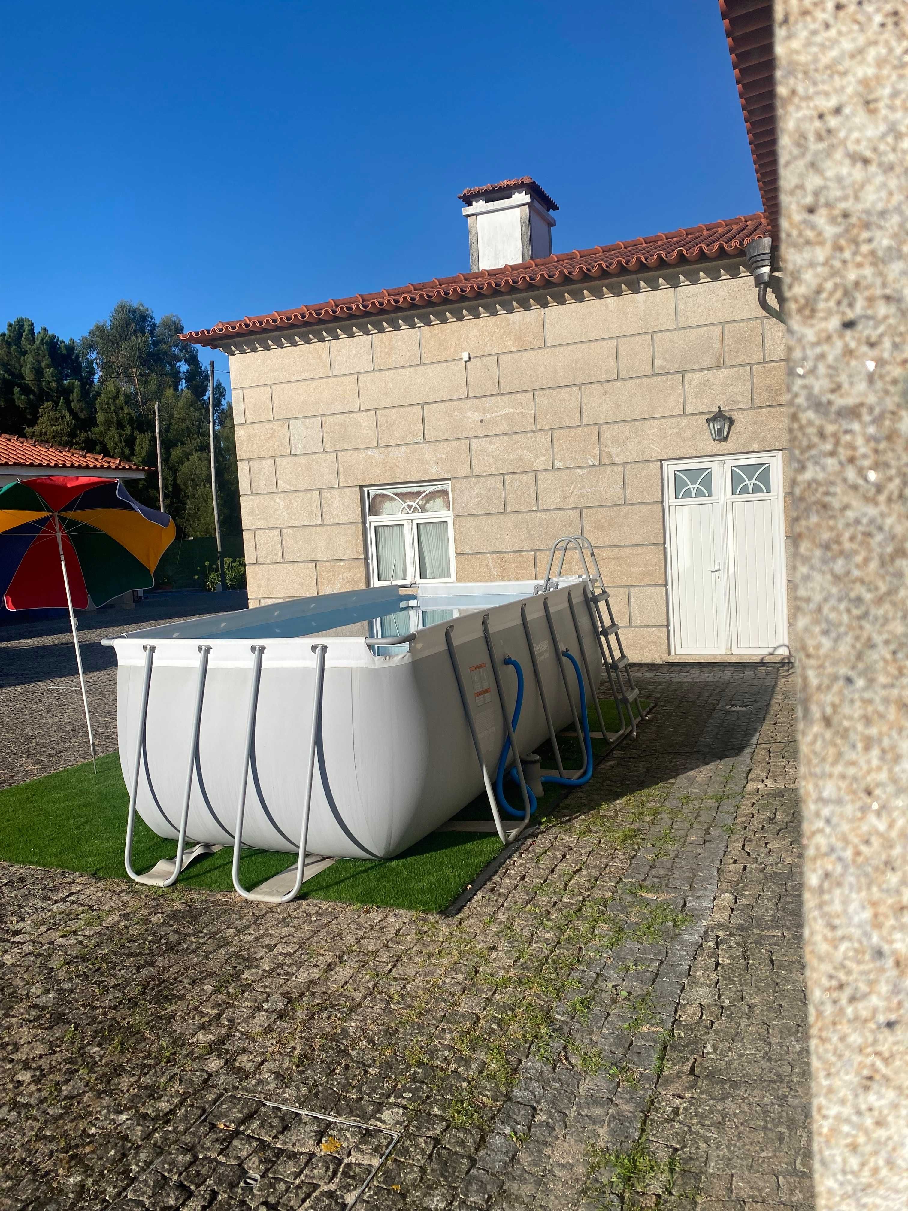 Piscina desmontável de superfície como nova