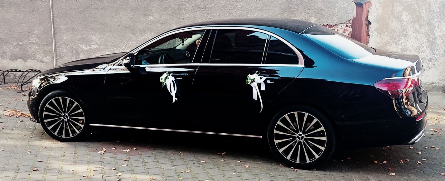 Auta do ślubu Mercedes E klasa oraz biały Cla