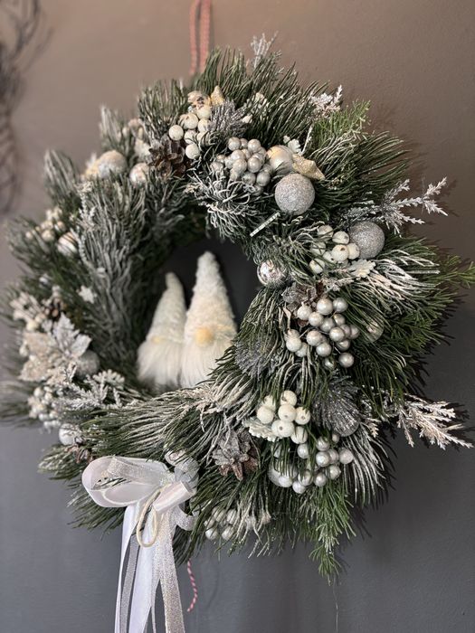 Świąteczny wieniec bożonarodzeniowy na drzwi z krasnalami, wianek