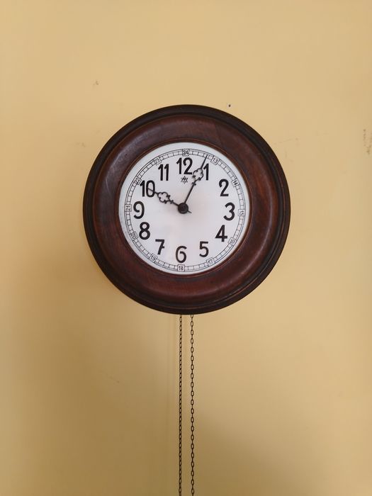 Zegar wiszący sygnowany na tarczy