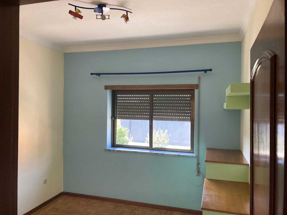 Aluga-se t3 moradia 1° andar