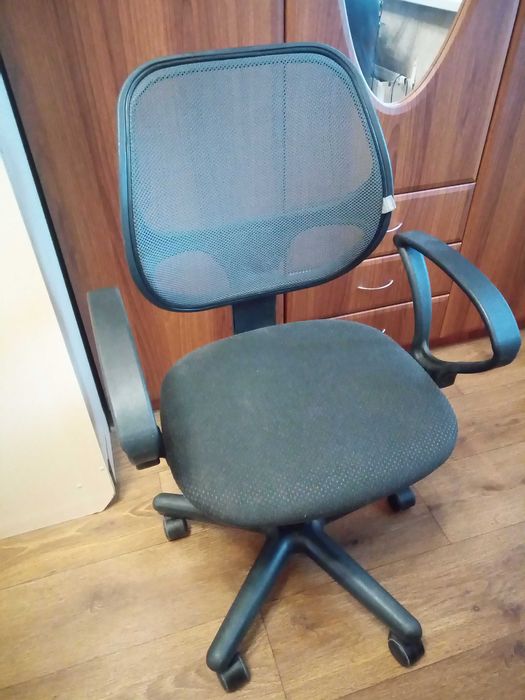 Офісне крісло чорного кольору