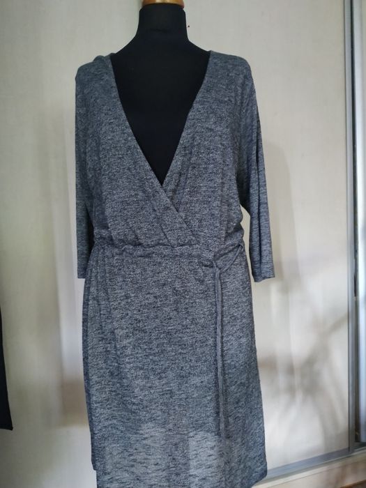 Sukienka  szara z dzianiny Reserved L