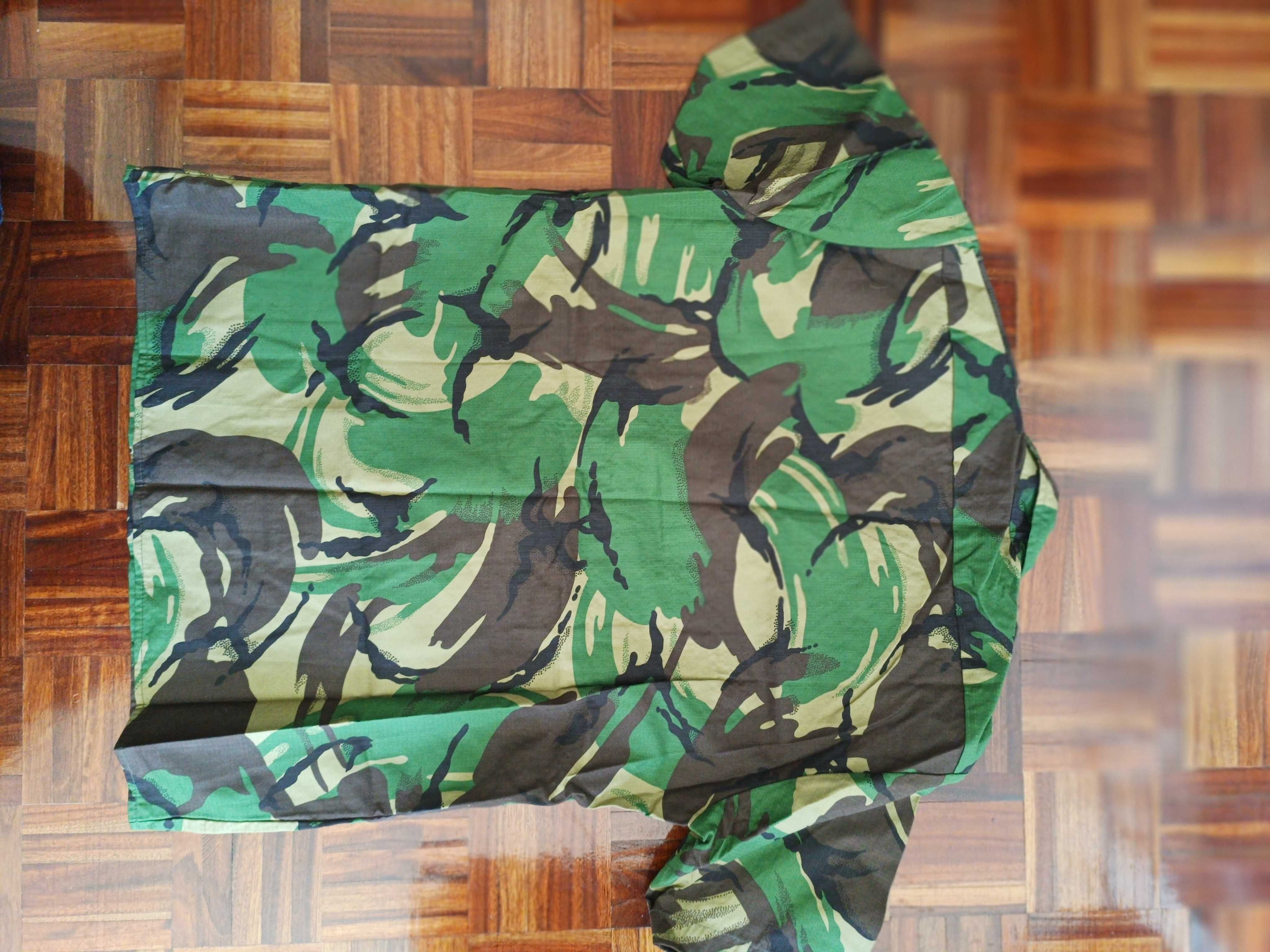 Dólmen e t-shirt camuflado militar