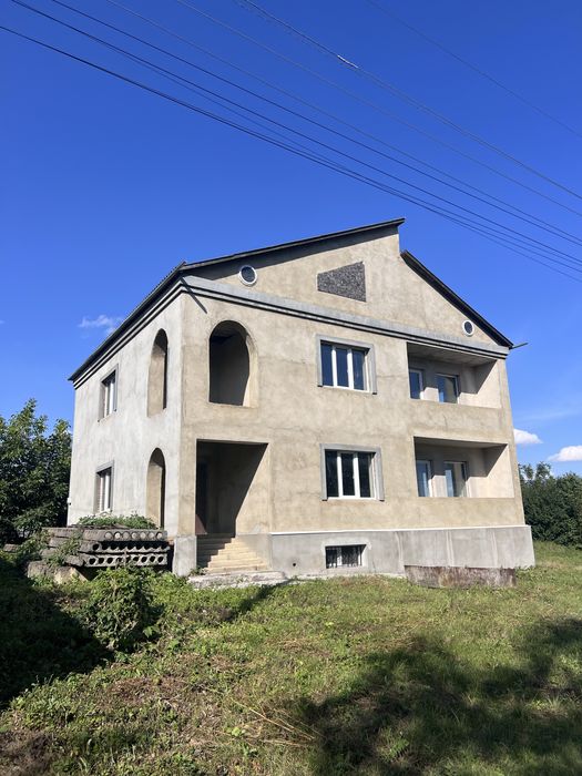 Продається житловий будинок із земельною ділянкою