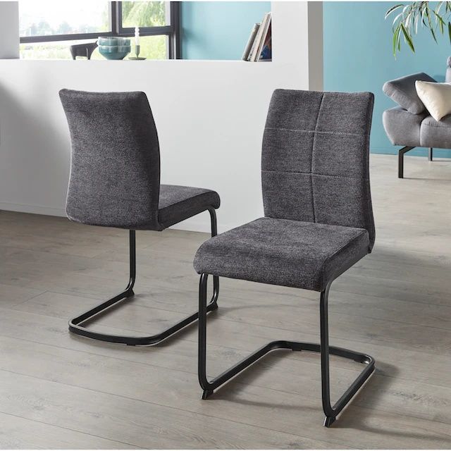 Zestaw dwóch  krzeseł.